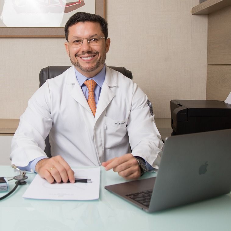 Dr. Carlos Ewerton em seu consultório